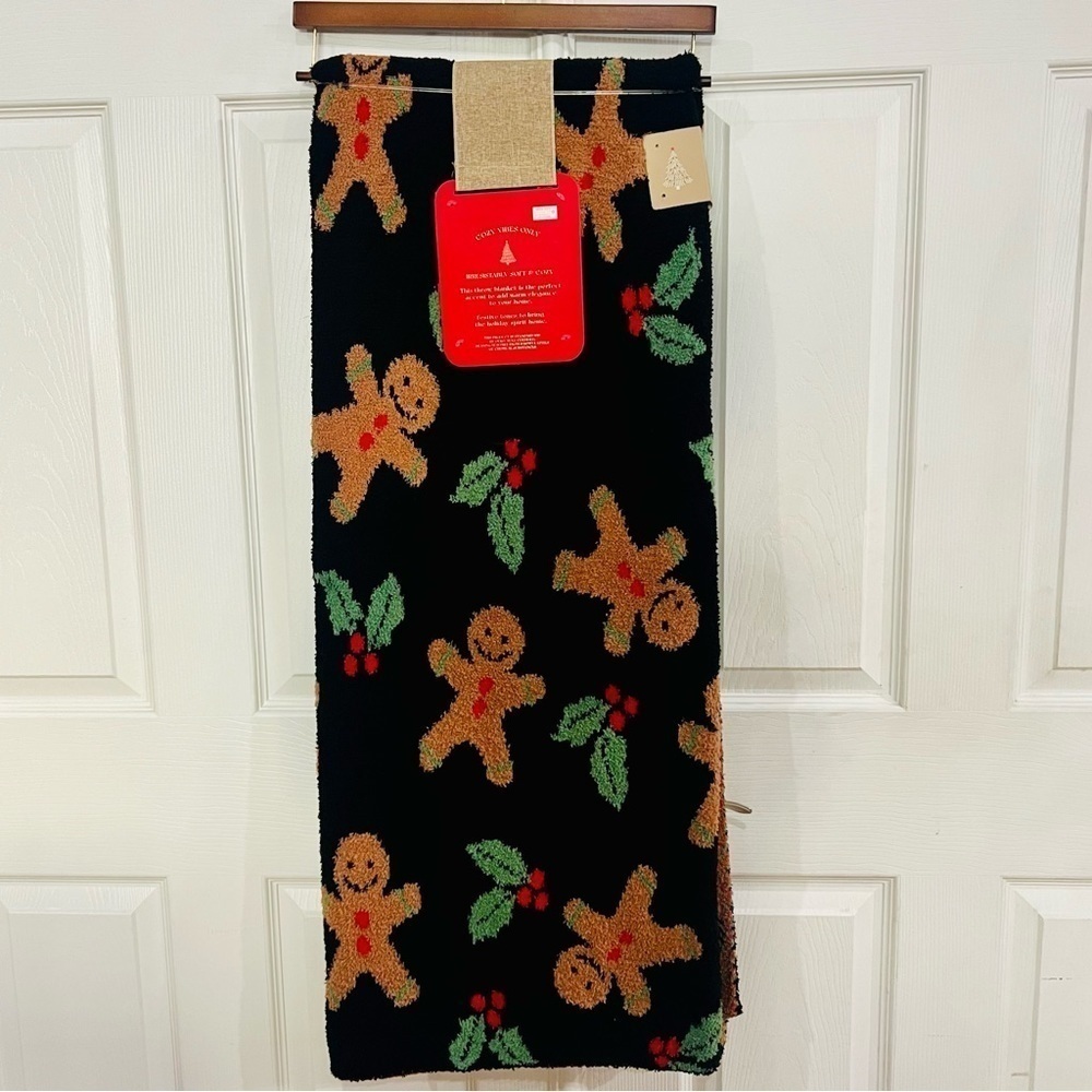 HTF Viral The Cozy Cottage Holiday Gingerbread Knitted Throw Blanket